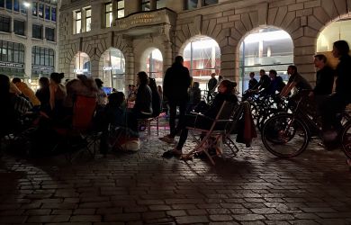 ... auf einem öffentlichen Platz ...