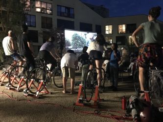 Die Velos der Zuschauer*innen werden auf unsere Generatoren aufgebockt.