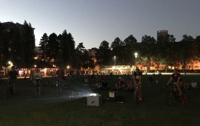 Das VeloKino auf einer Wiese ...